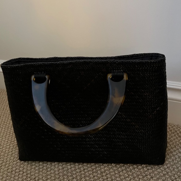 Black straw handbag with tortoise shell handle. - Picture 4 of 8
